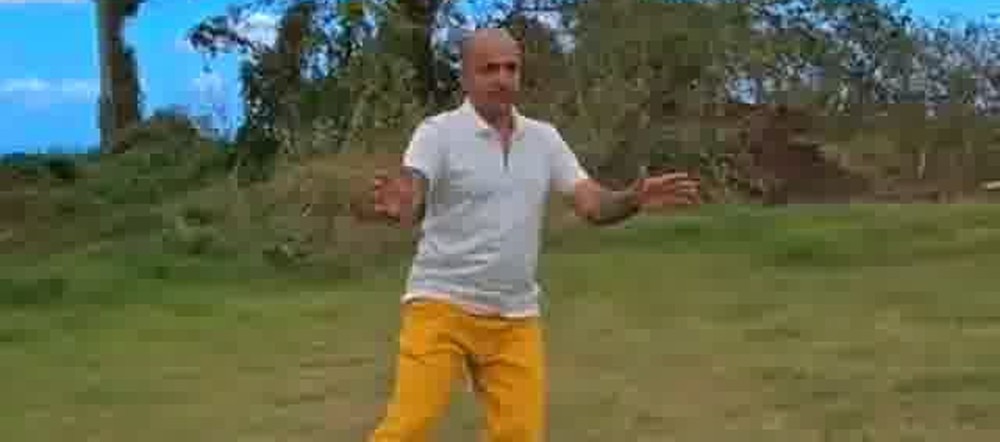 Jérôme Loeillet en posture de Tai-Chi, en plein air à La Saline-les-Hauts